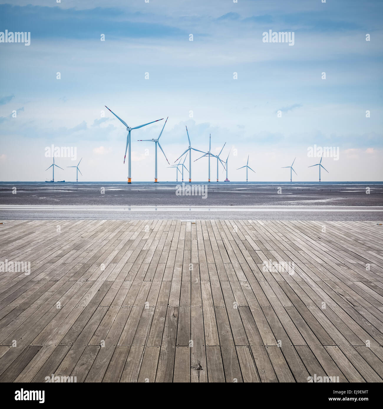Windpark in Schlamm Wohnung mit Holzboden Stockfoto