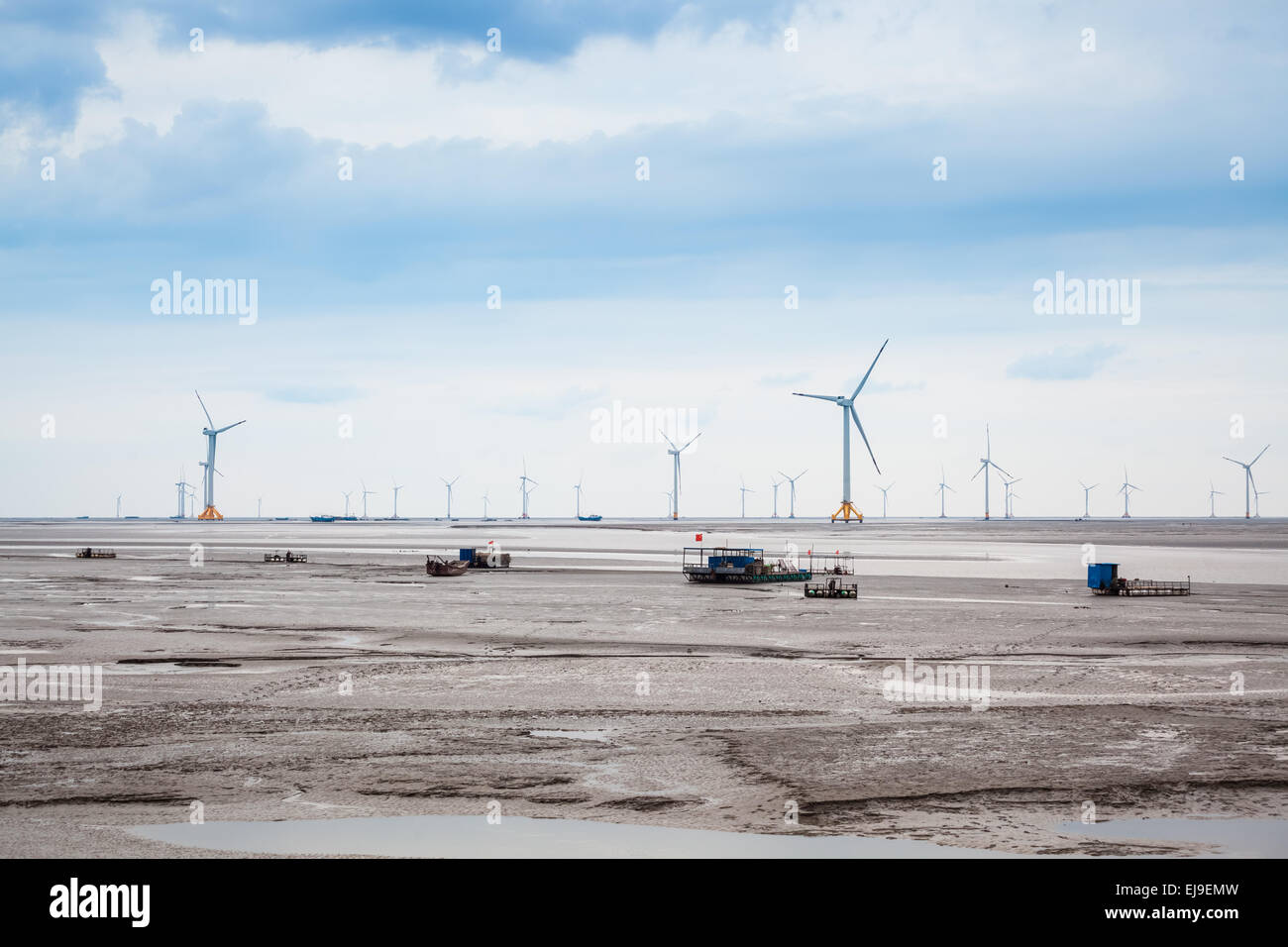 Windpark in Schlamm-Wohnung Stockfoto