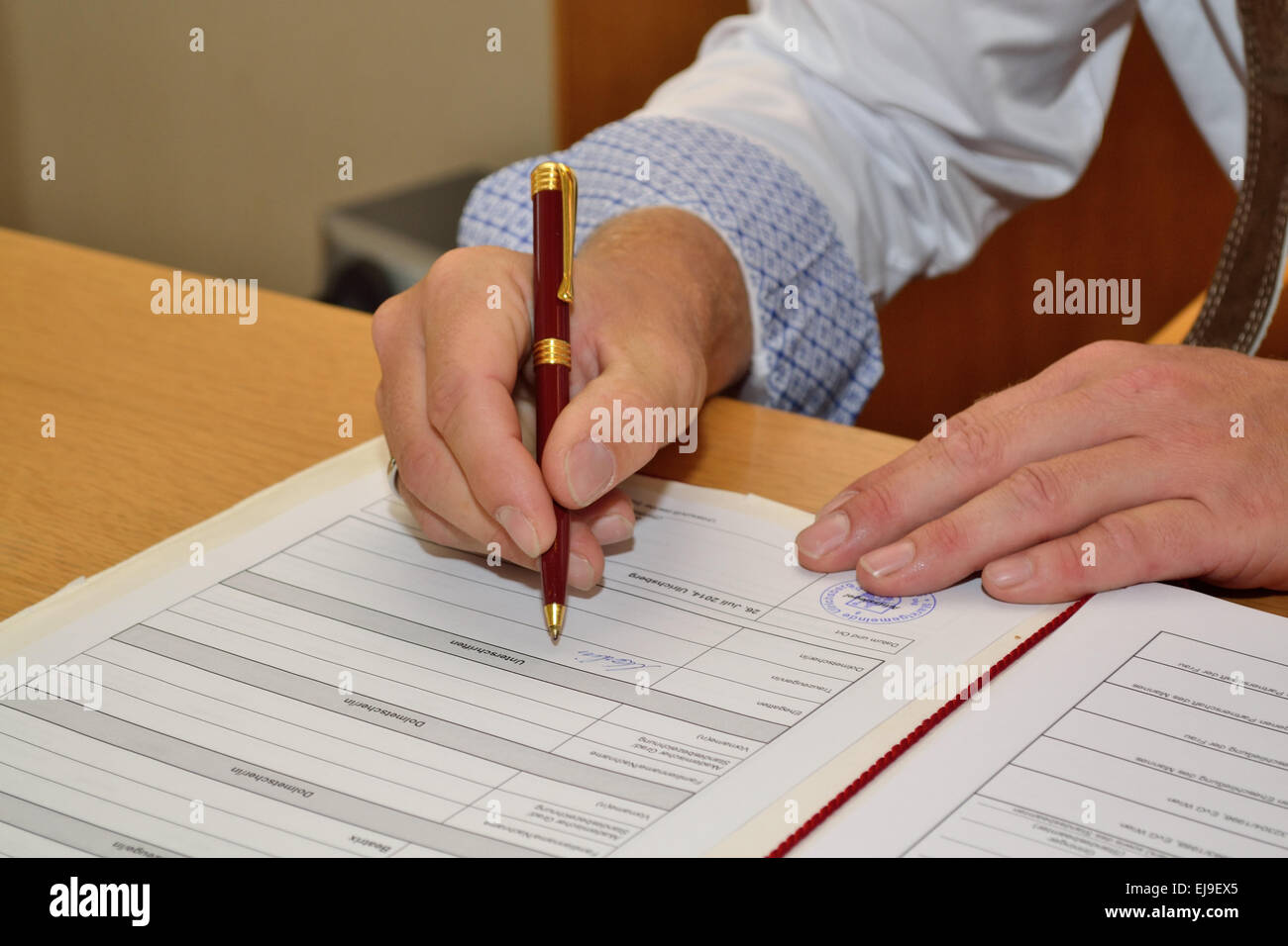 Mann-signing-Zertifikat Stockfoto