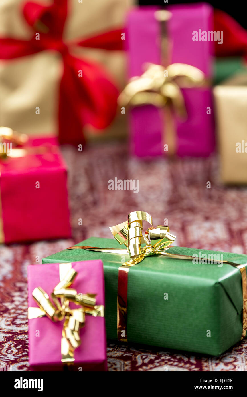 Goldener Bogen um grüne Geschenk Stockfoto