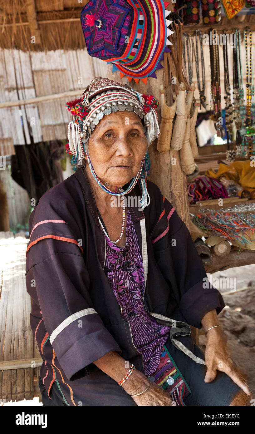 Ältere Akha Frau, Nord-Thailand, Verkauf von Kunsthandwerk Stockfoto