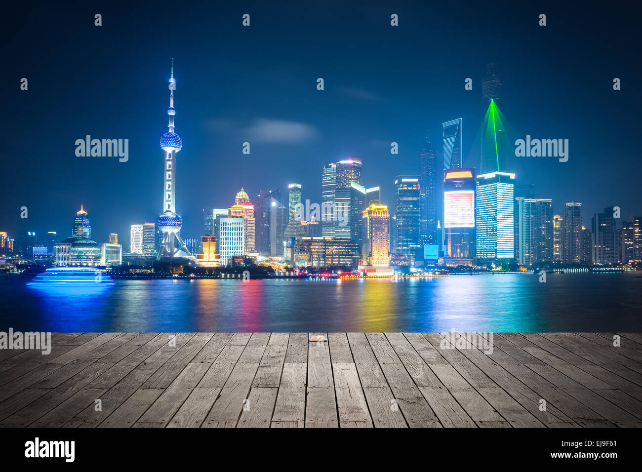 Shanghai Skyline bei Nacht mit Holzboden Stockfoto
