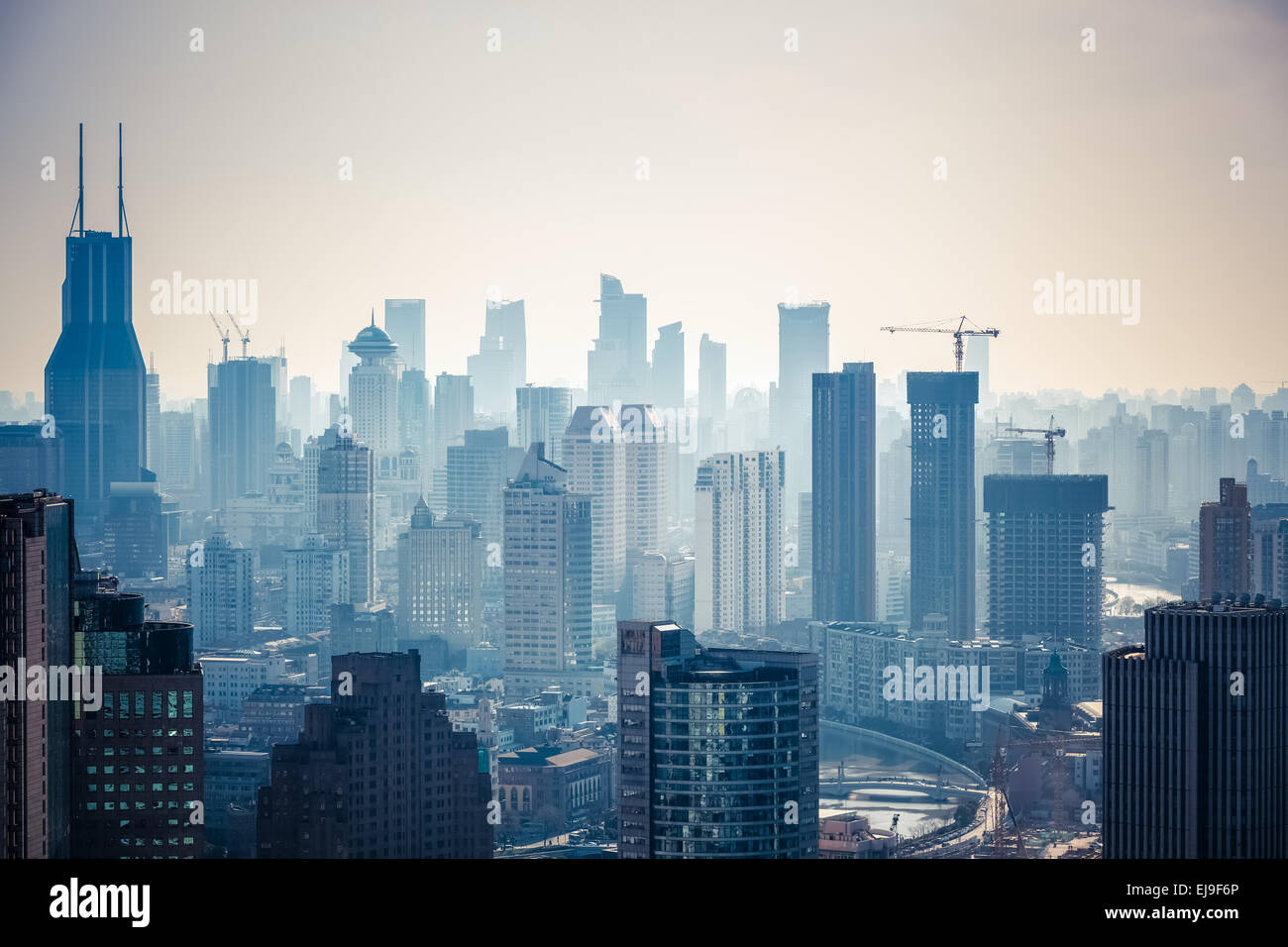 Gebäude der modernen Stadt am Nachmittag Stockfoto