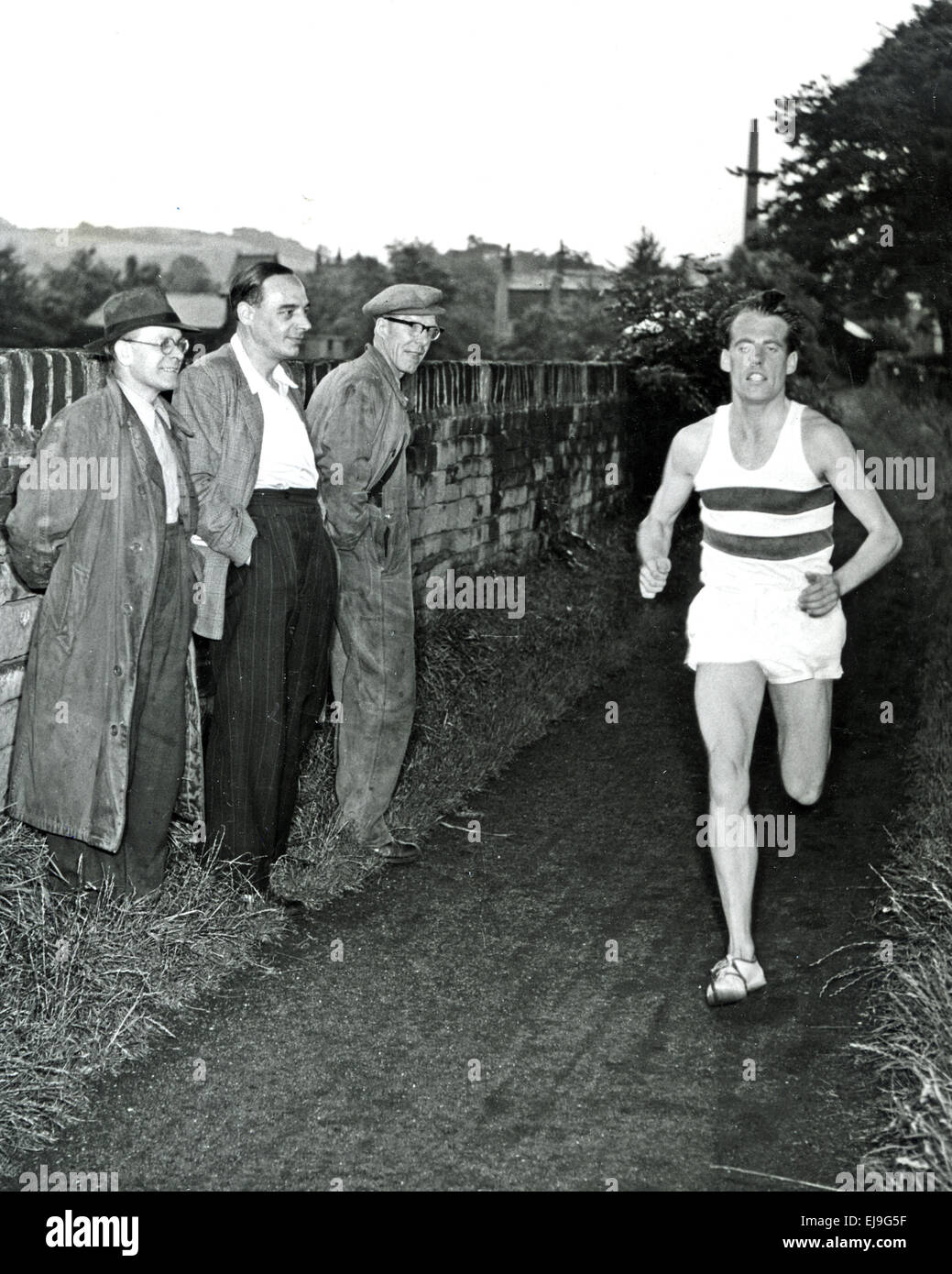 DEREK IBBOTSON (1932 – 2017) englische Läufer training in der Nähe seines Hauses in Huddersfield 1957 Stockfoto