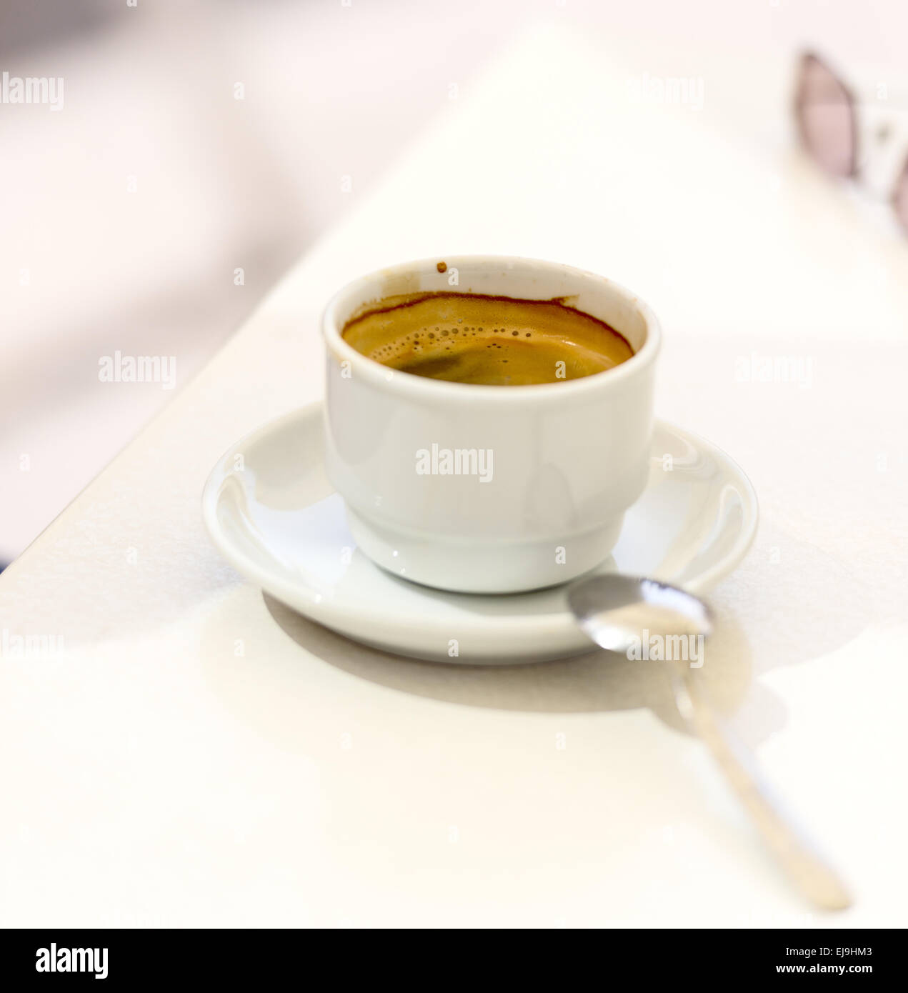 Kaffee in Tasse Reportageaufnahme Stockfoto