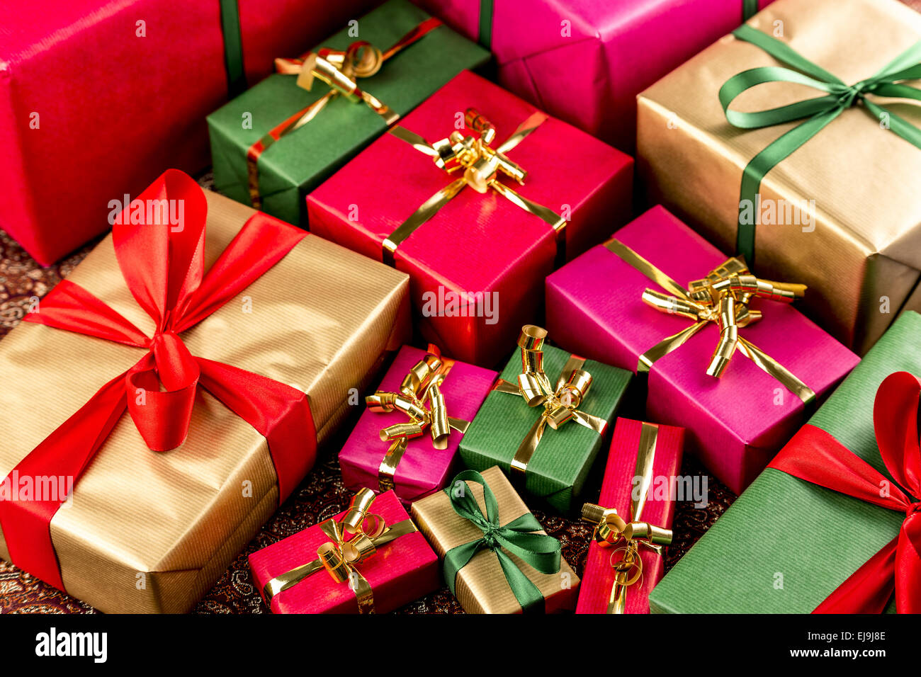 Fest gedreht, randvoll mit Geschenke Stockfoto