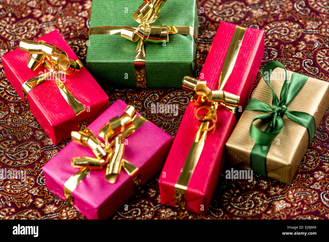 Fünf Single-farbige Geschenke Stockfoto