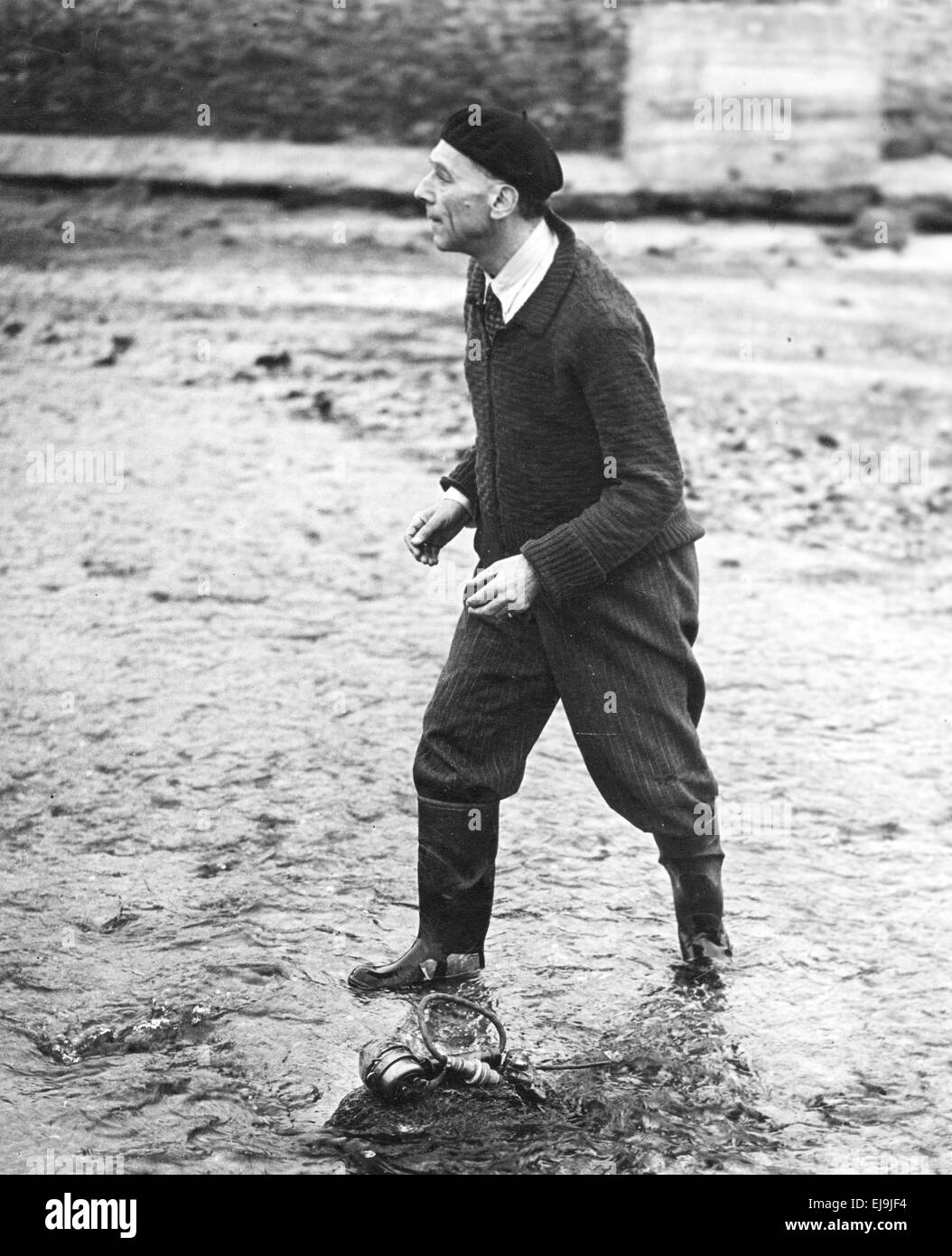 LUDWIG KOCH (1881-1974) deutsche geborene Naturforscher, sound recording Pionier und Sender arbeiten bei Fistral Bay, Cornwall ca. 1948. Beachten Sie das Mikrofon mit seinem rechten Fuß, die fließendes Wasser aufzunehmen. Stockfoto