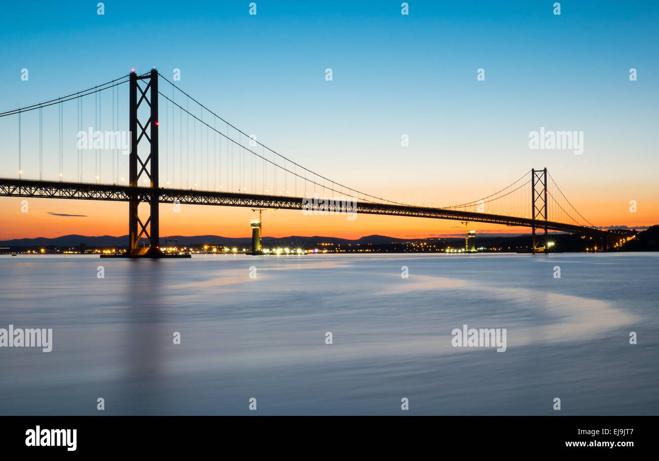 Die Forth Road Bridge nach Sonnenuntergang Stockfoto