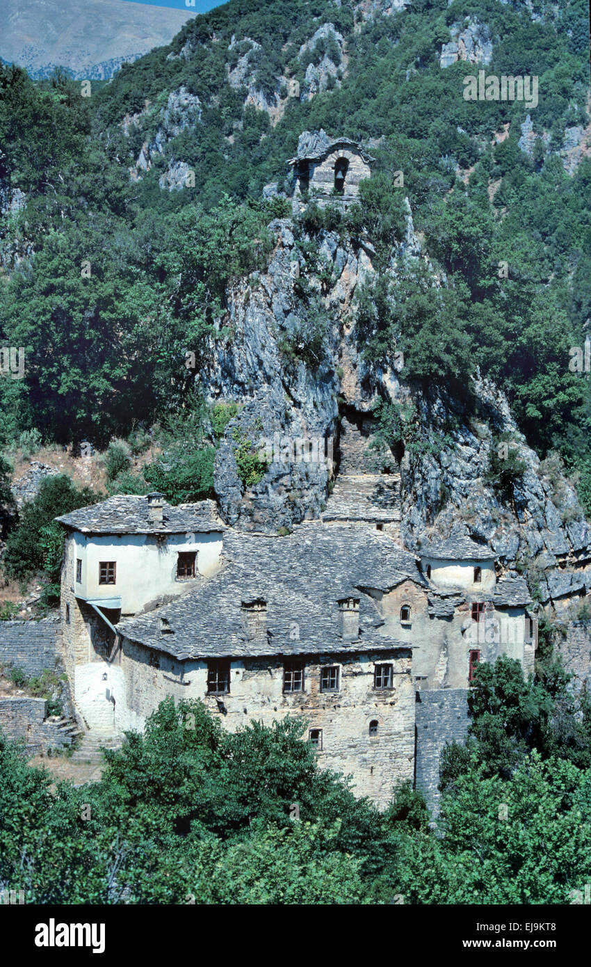 Die aufgegeben griechisch orthodoxe Kloster der St. Paraskevi am Eingang der Vikos-Schlucht in der Nähe von Vitsa und Monodendri Zagori oder Zagoria Pindos Gebirge Epirus Griechenland Stockfoto