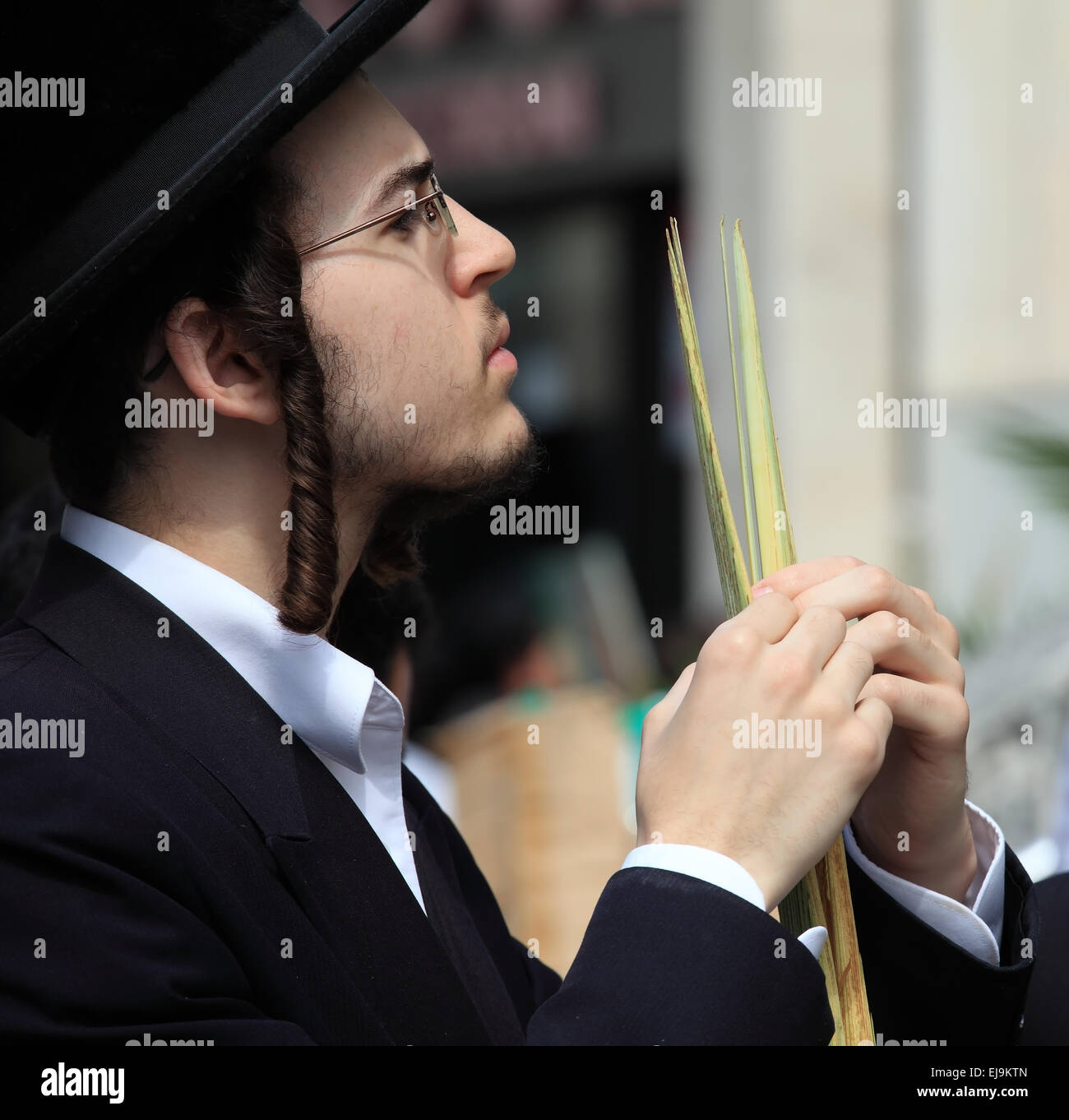 Der junge orthodoxer Jude vor dem Sukkot Stockfoto