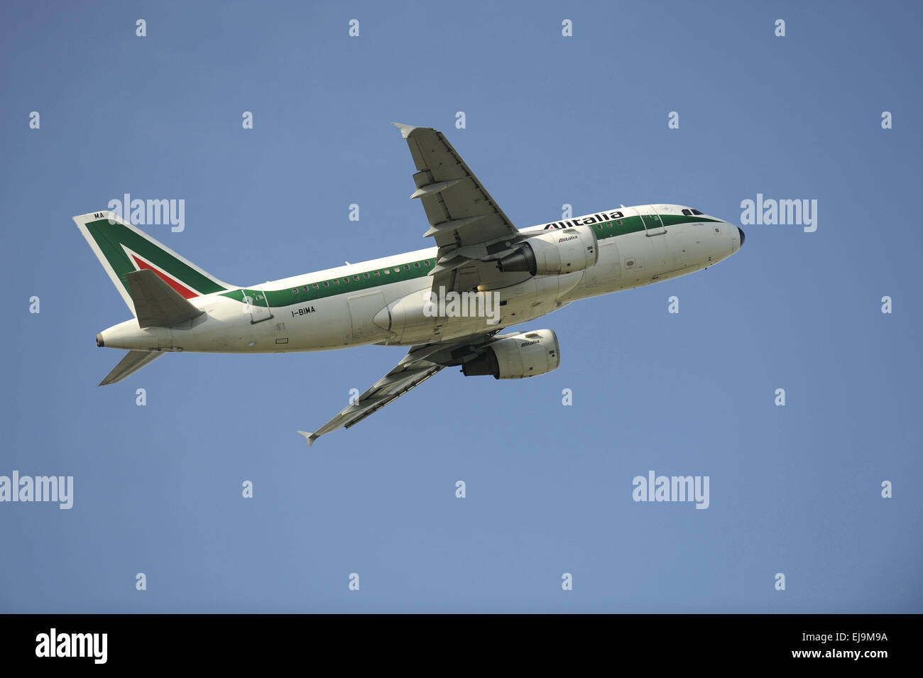 Airbus der Fluggesellschaft Alitalia während des Starts Stockfoto