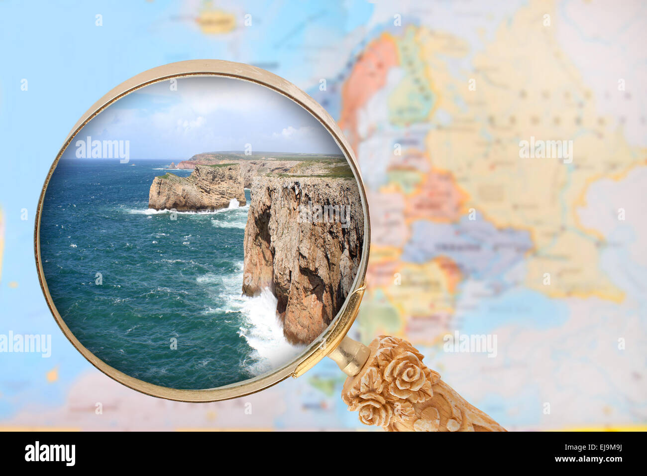 Suchen in auf Cabo de Sao Vicente, Portugal mit Europa-Karte im Hintergrund Stockfoto
