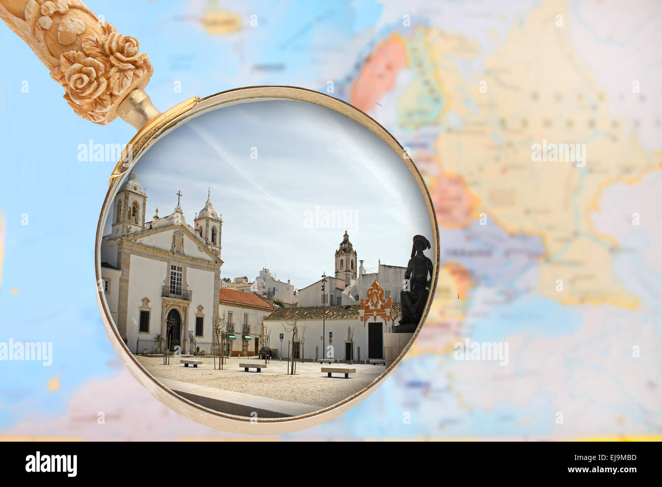 Auf der Suche Lagos, Algarve, Portugal mit Europa-Karte im Hintergrund Stockfoto