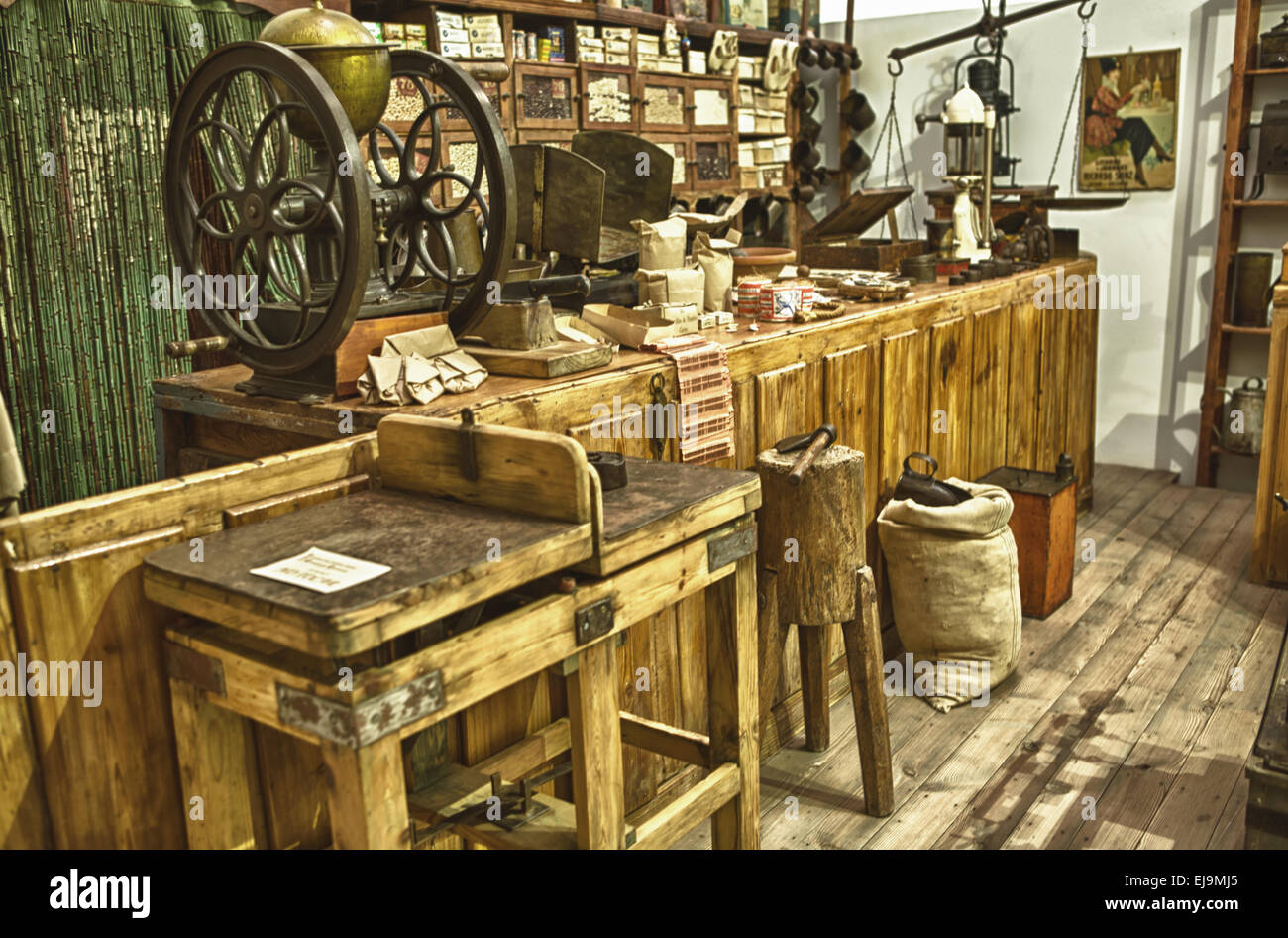 Alte Grocerys-Shop mit verschiedenen Lebensmittel und Haushaltswaren Lieferungen, Badajoz, Spanien Stockfoto