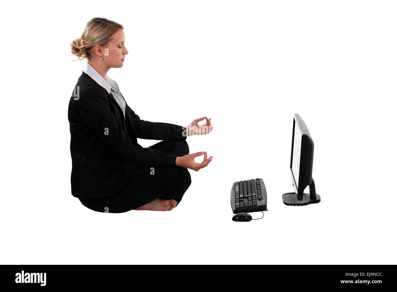Geschäftsfrau meditieren vor ihrem laptop Stockfoto