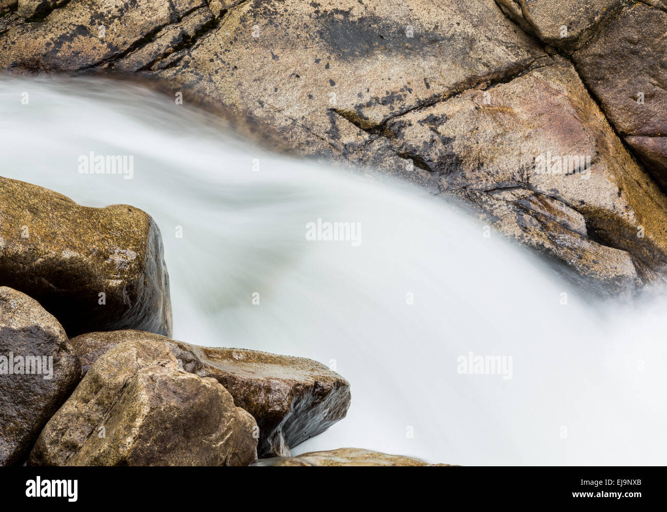 Bewegungsunschärfe einfache Aufnahme des Wasserfalls Stockfoto