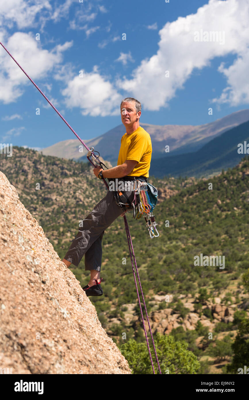 Senior woman Abseilen in Colorado Stockfoto