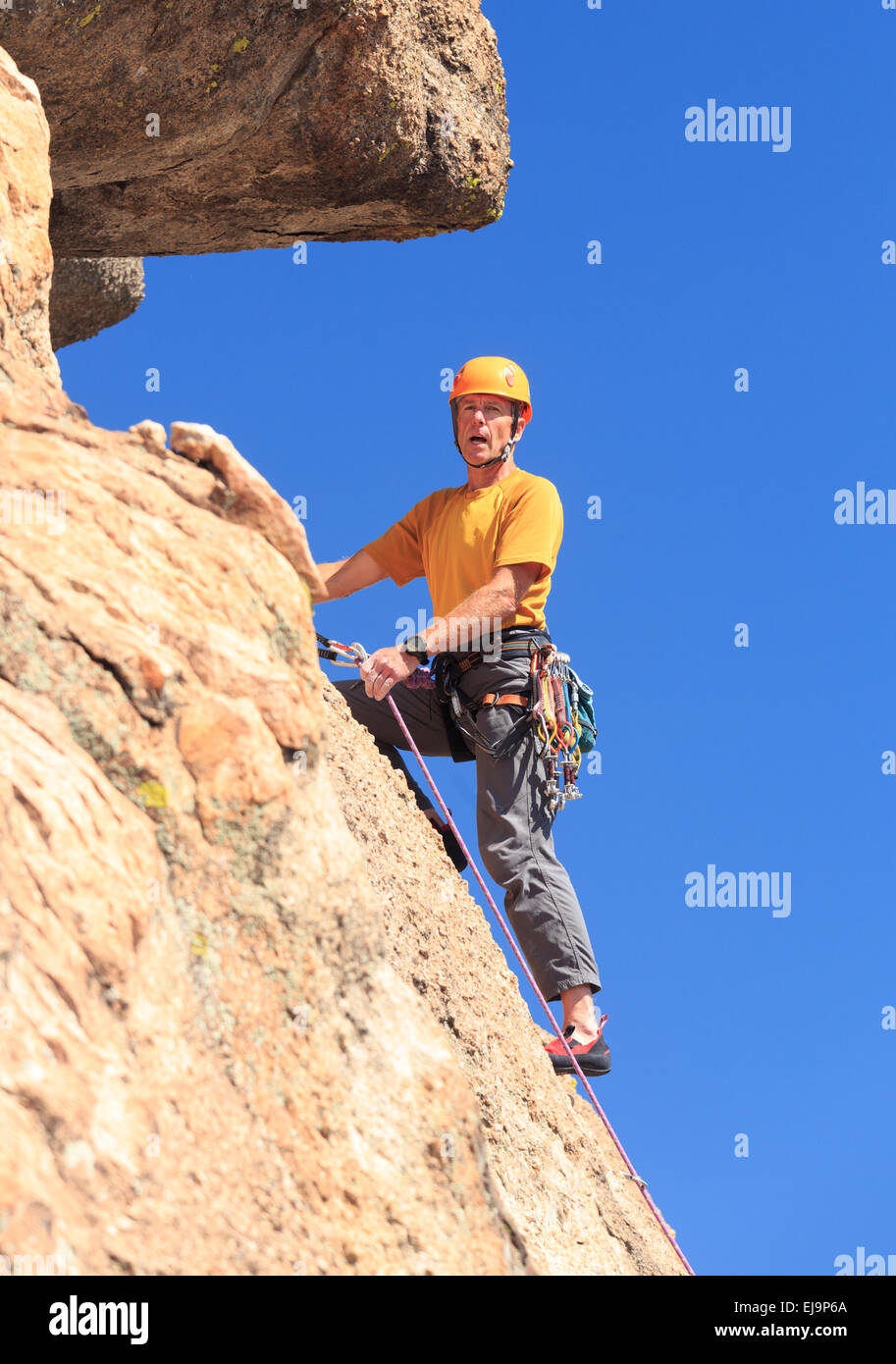 Senior woman auf steilen Felsen klettern in Colorado Stockfoto