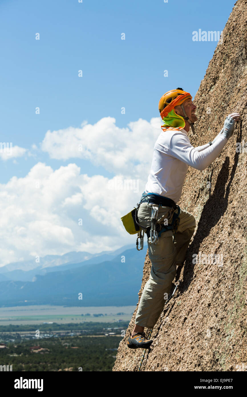 Senior woman auf steilen Felsen klettern in Colorado Stockfoto
