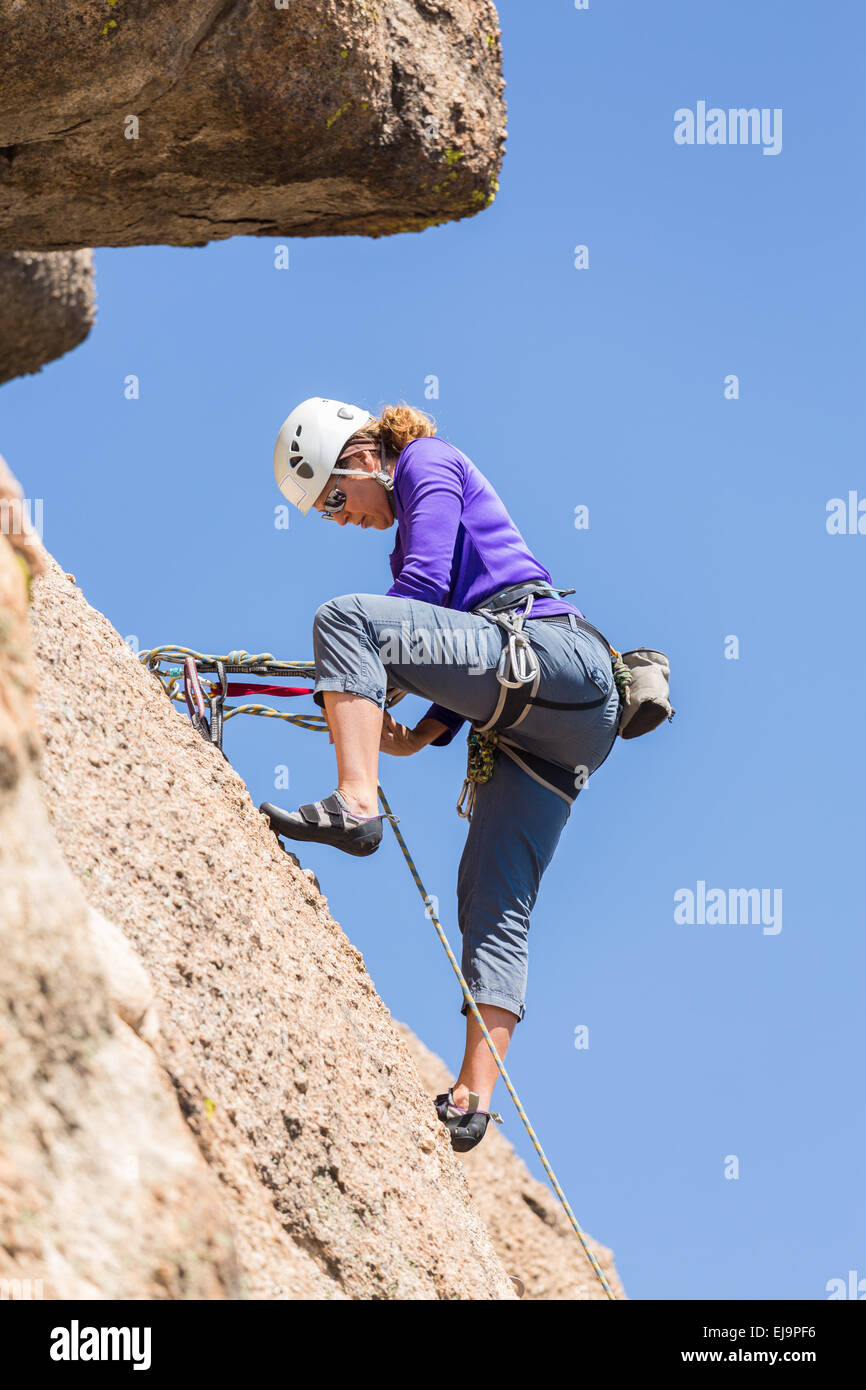 Ältere Dame auf steilen Felsen klettern in Colorado Stockfoto