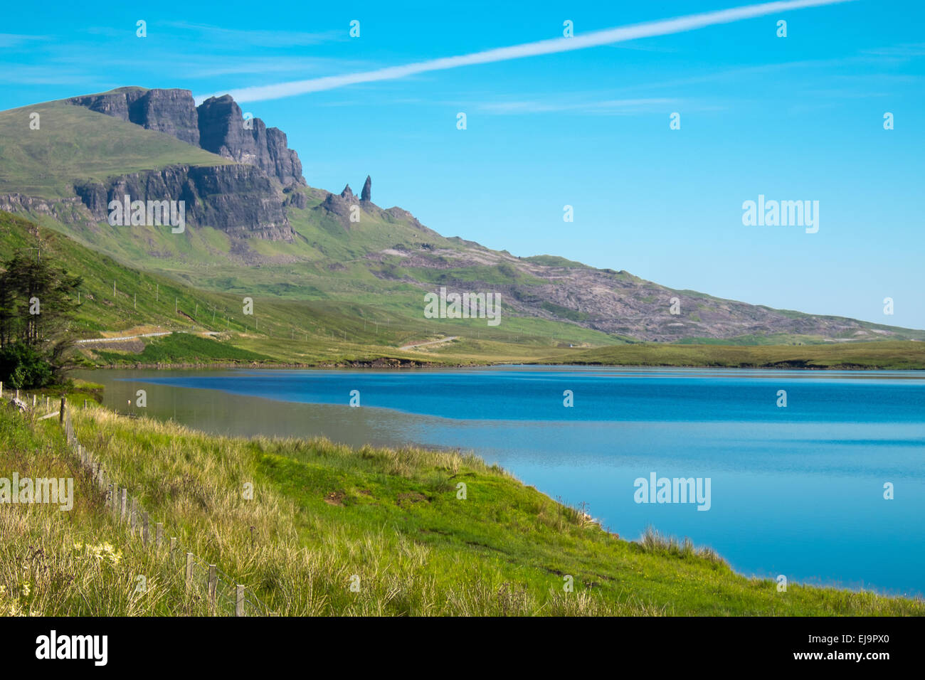 Der Old Man of Storr in der Ferne Stockfoto