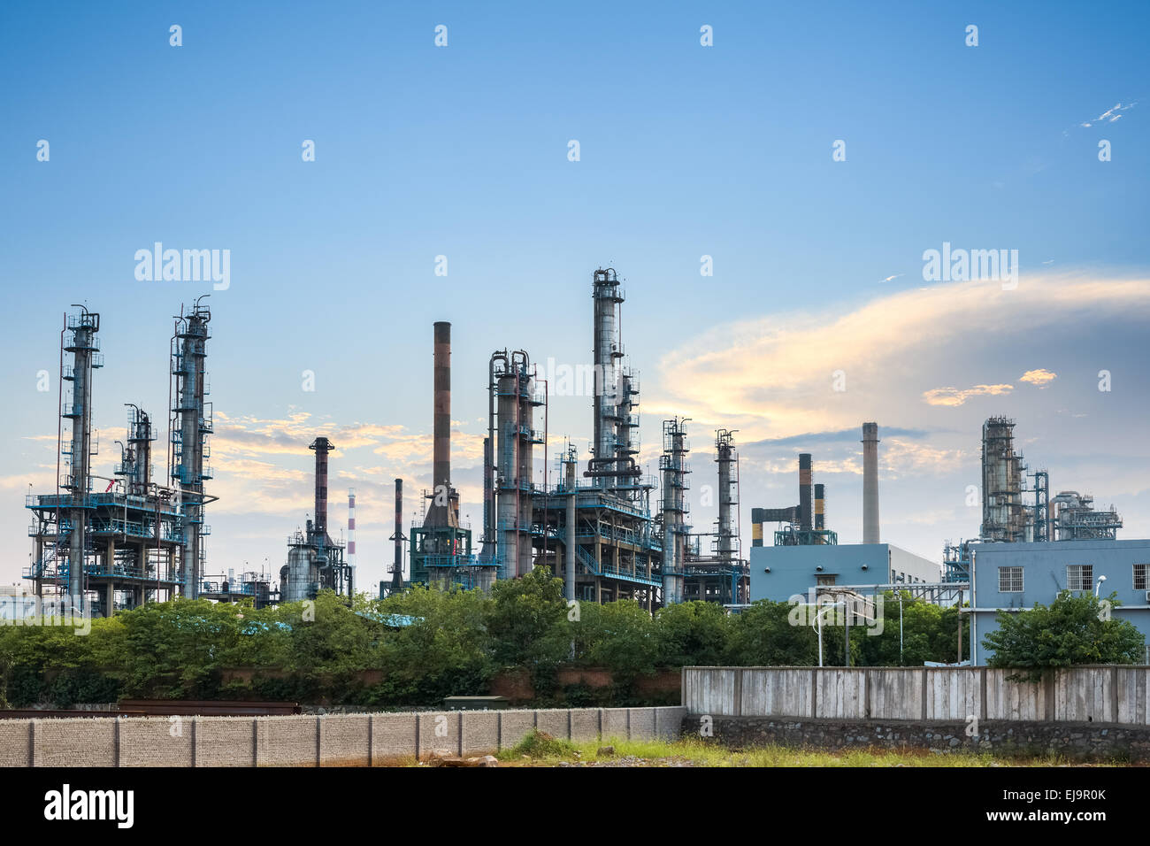 petrochemische Anlage Skyline in der Abenddämmerung Stockfoto