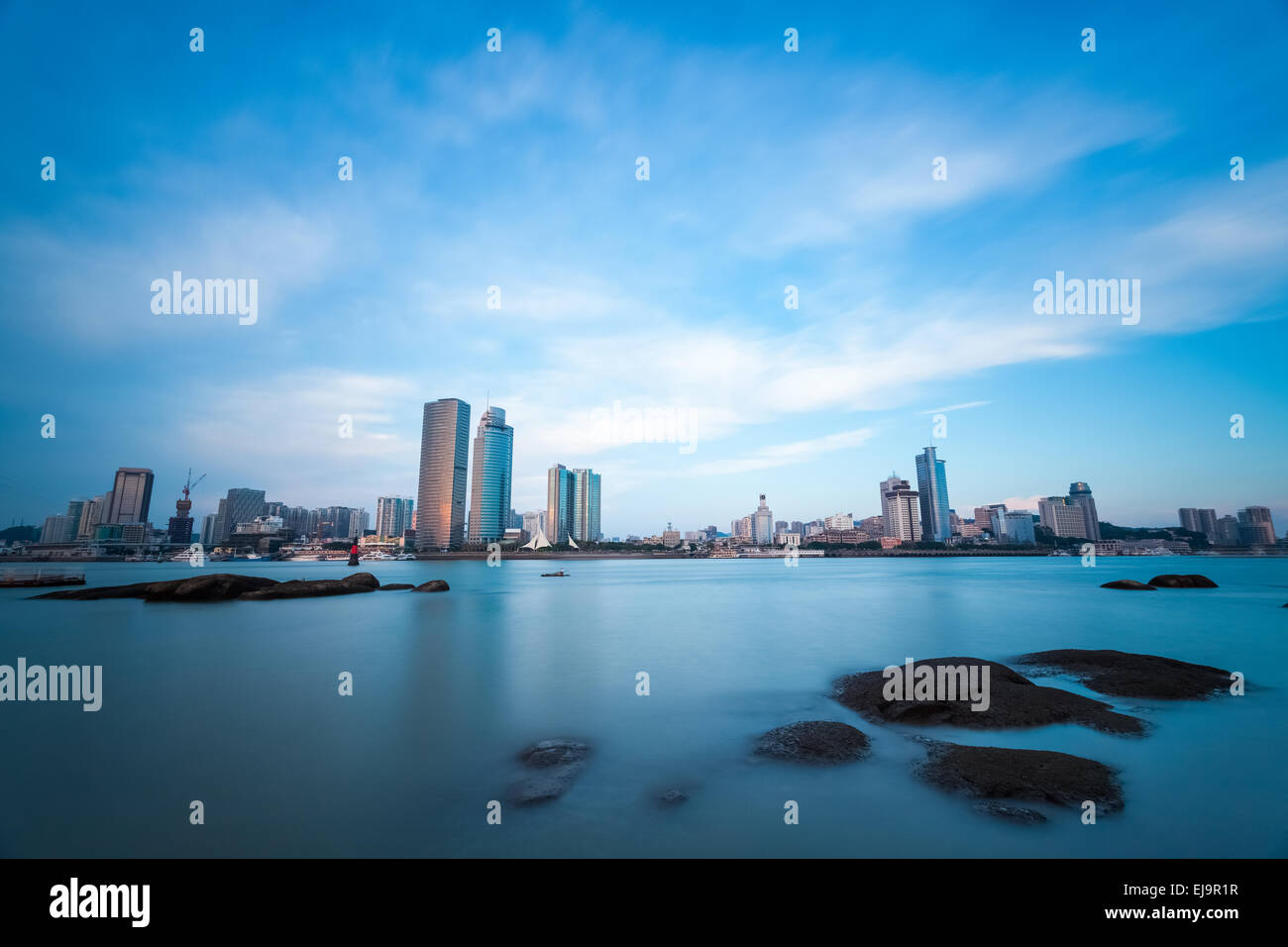 Xiamen, Skyline der Stadt in der Dämmerung Stockfoto