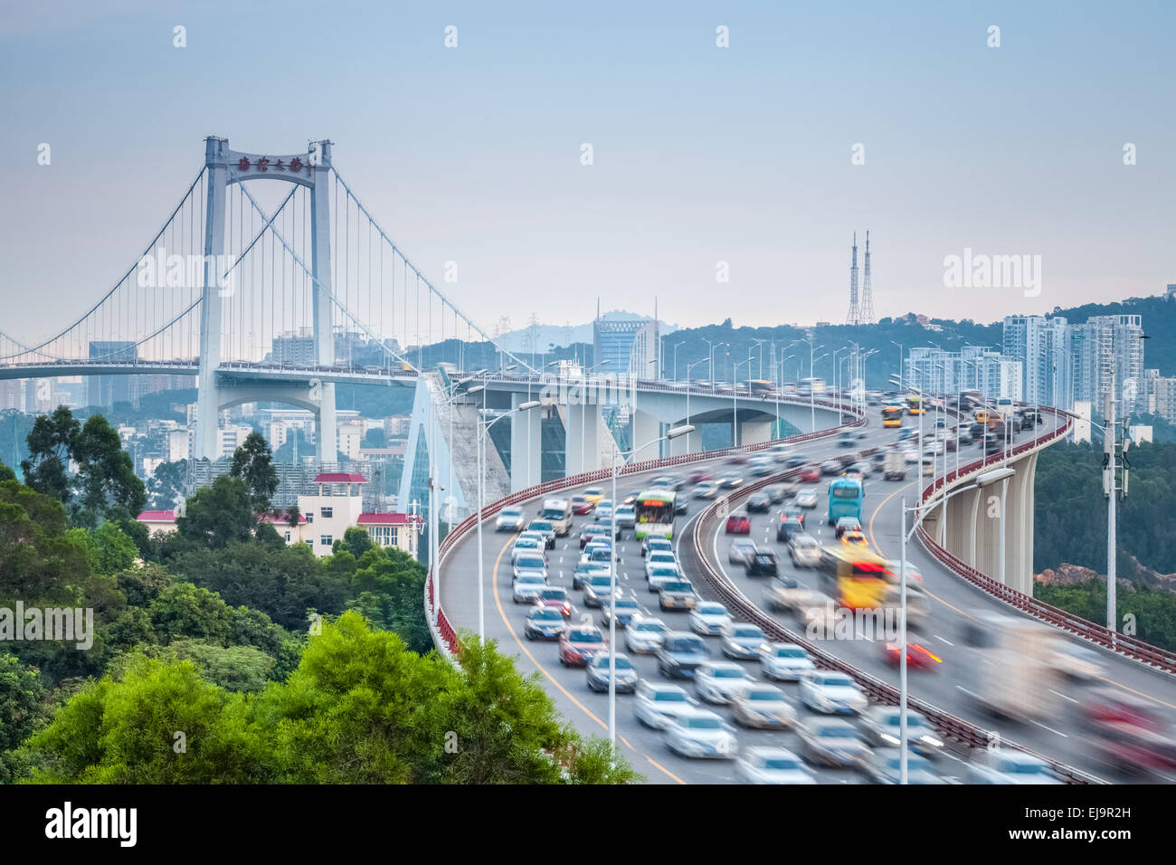 Fahrzeuge-Bewegungsunschärfe auf Kurve Brücke Stockfoto