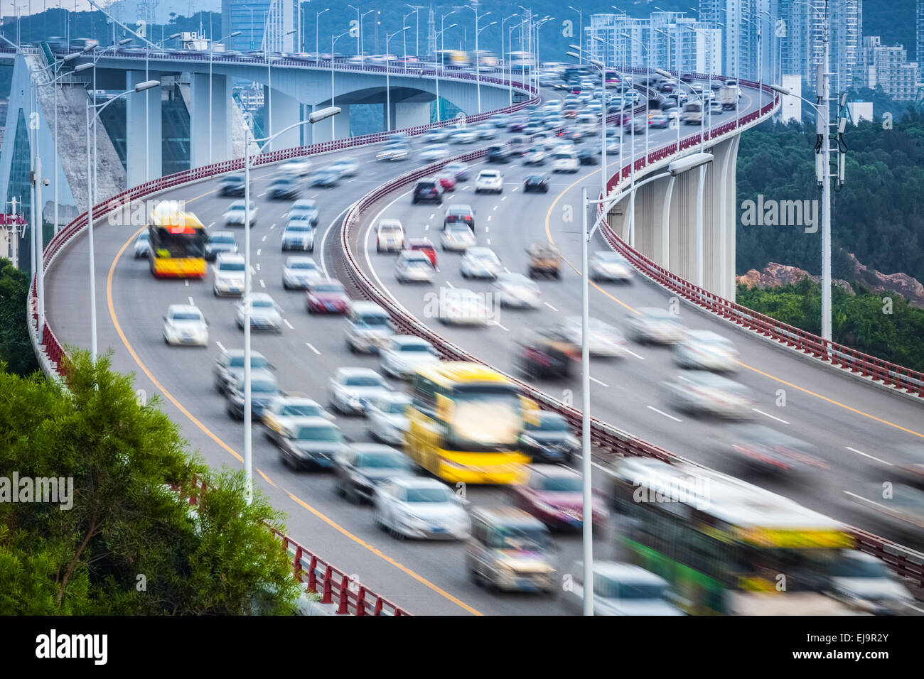 Fahrzeuge-Bewegungsunschärfe auf der Brücke Stockfoto