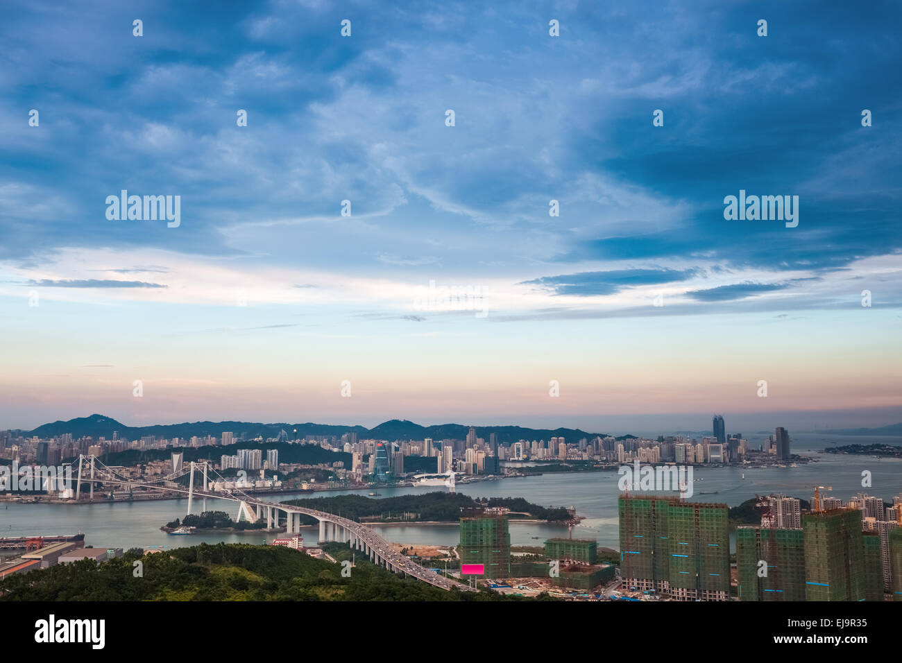 Luftaufnahme von Xiamen in der Abenddämmerung Stockfoto