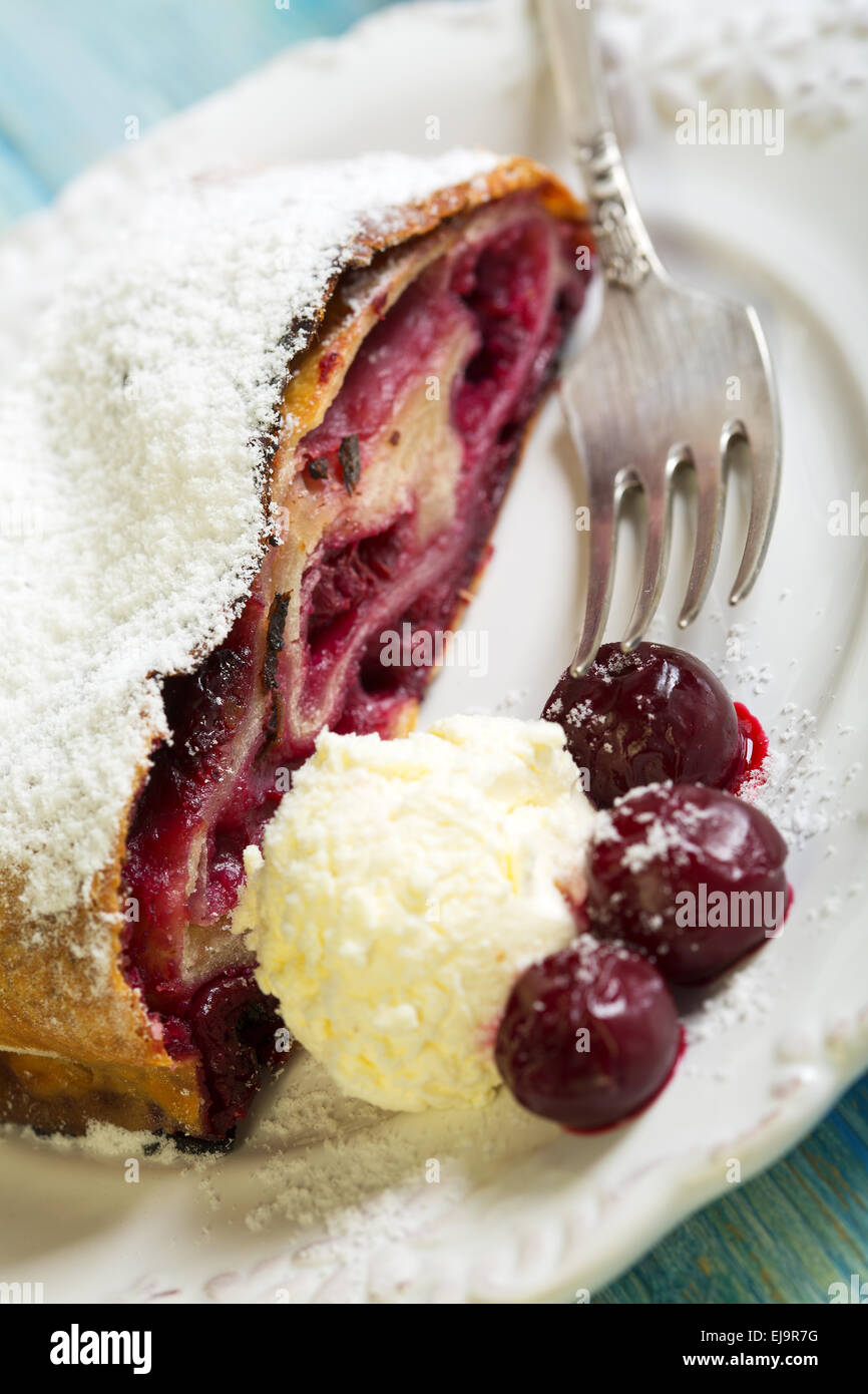 Platte mit Kirsch Strudel und Gabel. Stockfoto