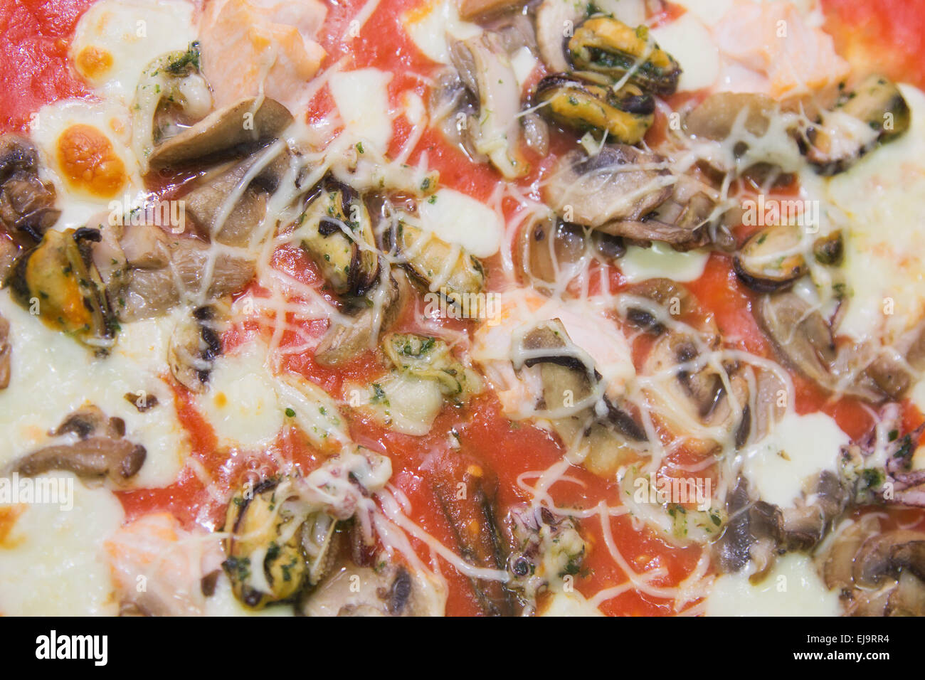 Pizza mit Muscheln in Tomatensauce Stockfotografie - Alamy