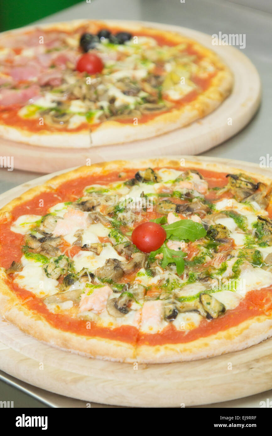 Pizza mit Muscheln in Tomatensauce Stockfoto