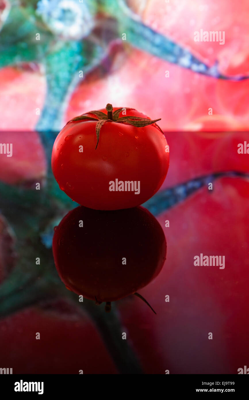 rote Tomate auf dem Hintergrund der eigenen Foto Stockfoto