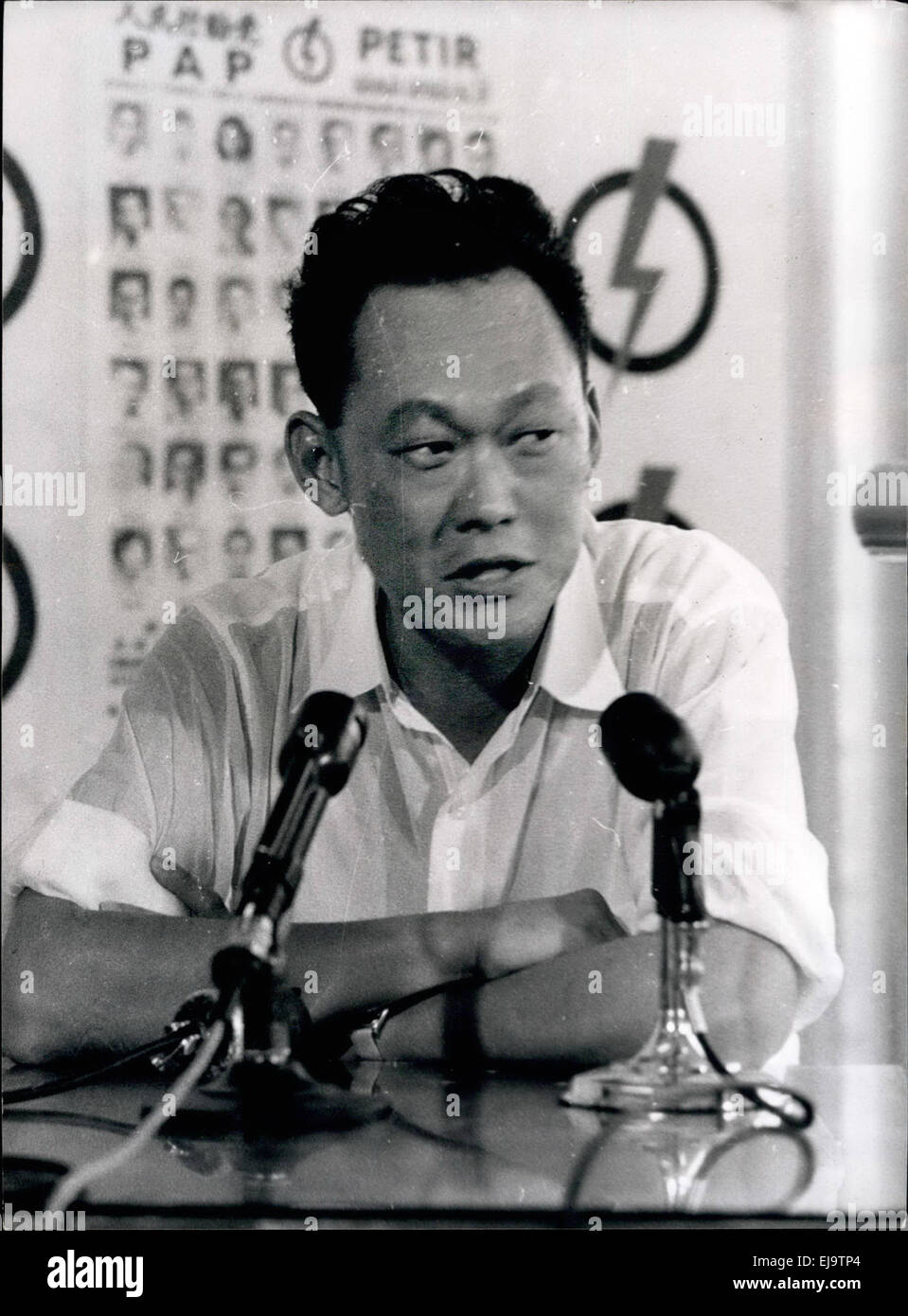 LEE KUAN YEW (16. September 1923 - 23. März 2015), war ein Singapurischer Politiker. Er wurde der erste Premierminister von Singapur im Jahre 1959, und seit drei Jahrzehnten regiert. Er ist anerkannt als der Gründervater der modernen Singapur und der einzige Führer bekannt, ein ganzes Land aus der dritten Welt zur ersten Welt-Status in einer einzigen Generation zu bringen. Bild: 6. Juni 1959 spricht - Singapur - LEE KUAN YEW während eines Volkes Action Party Pressekonferenz nach die PAP 43 51 Sitze in der gesetzgebenden Versammlung gewann. © Keystone Bilder USA/ZUMAPRESS.com/Alamy Live-Nachrichten Stockfoto