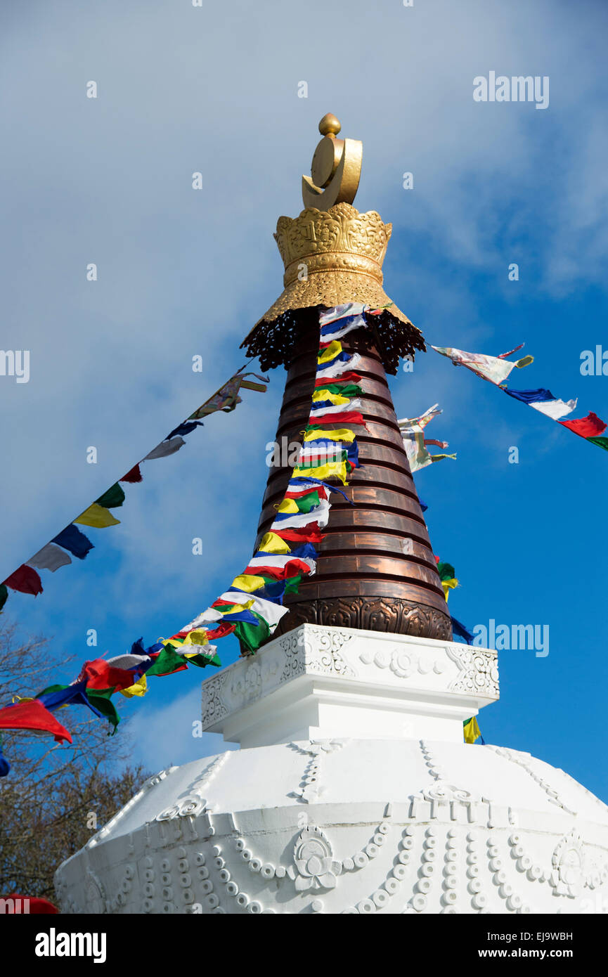 Stupa und Gebet Fahnen auf Kagyu Samye Ling Kloster. Eskdalemuir, Langholm, Dumfries, Scotland Stockfoto