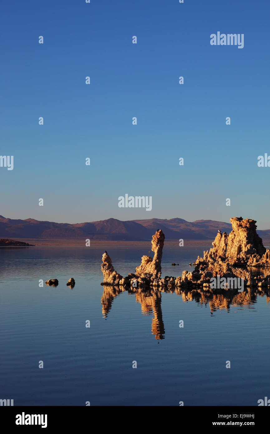Der Mono Lake mit Riff-Tuffstein Stockfoto