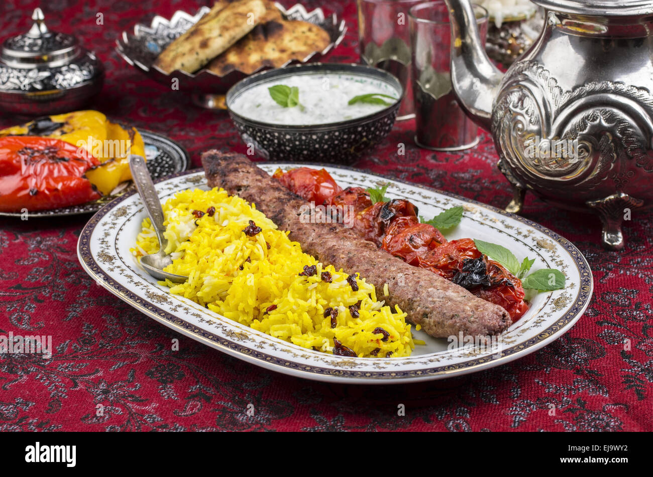 Kebab Koubideh mit Sereshk polo Stockfoto