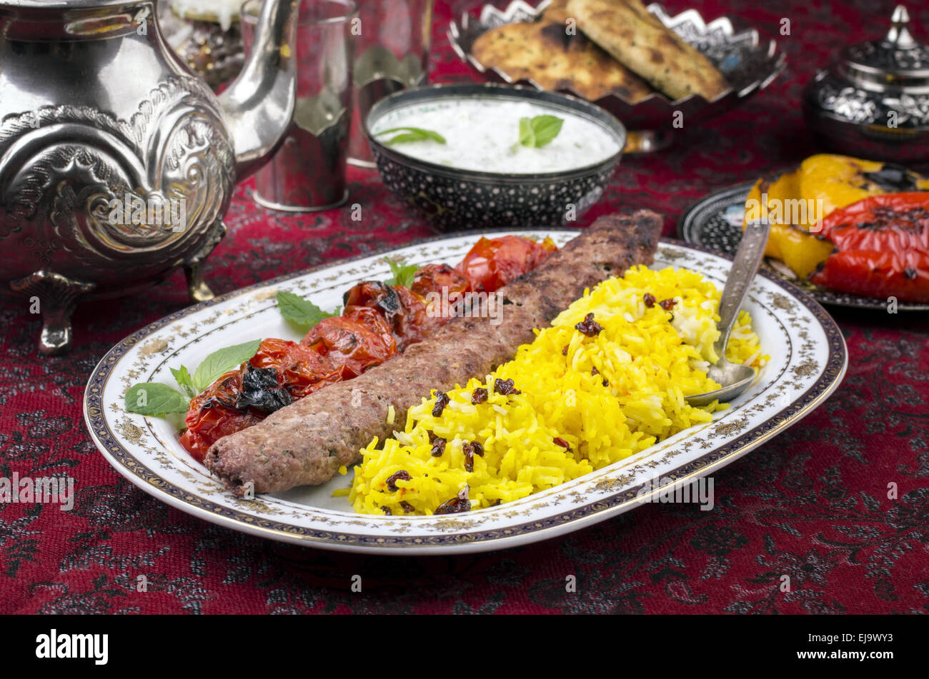 Kabab-e-Koobideh mit Sereshk polo Stockfoto