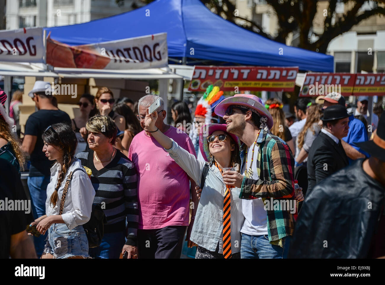 Tel Aviv, Israel - 6. März 2015: Unbekannte Menschen, die Spaß an Purim Straßenfest. Stockfoto