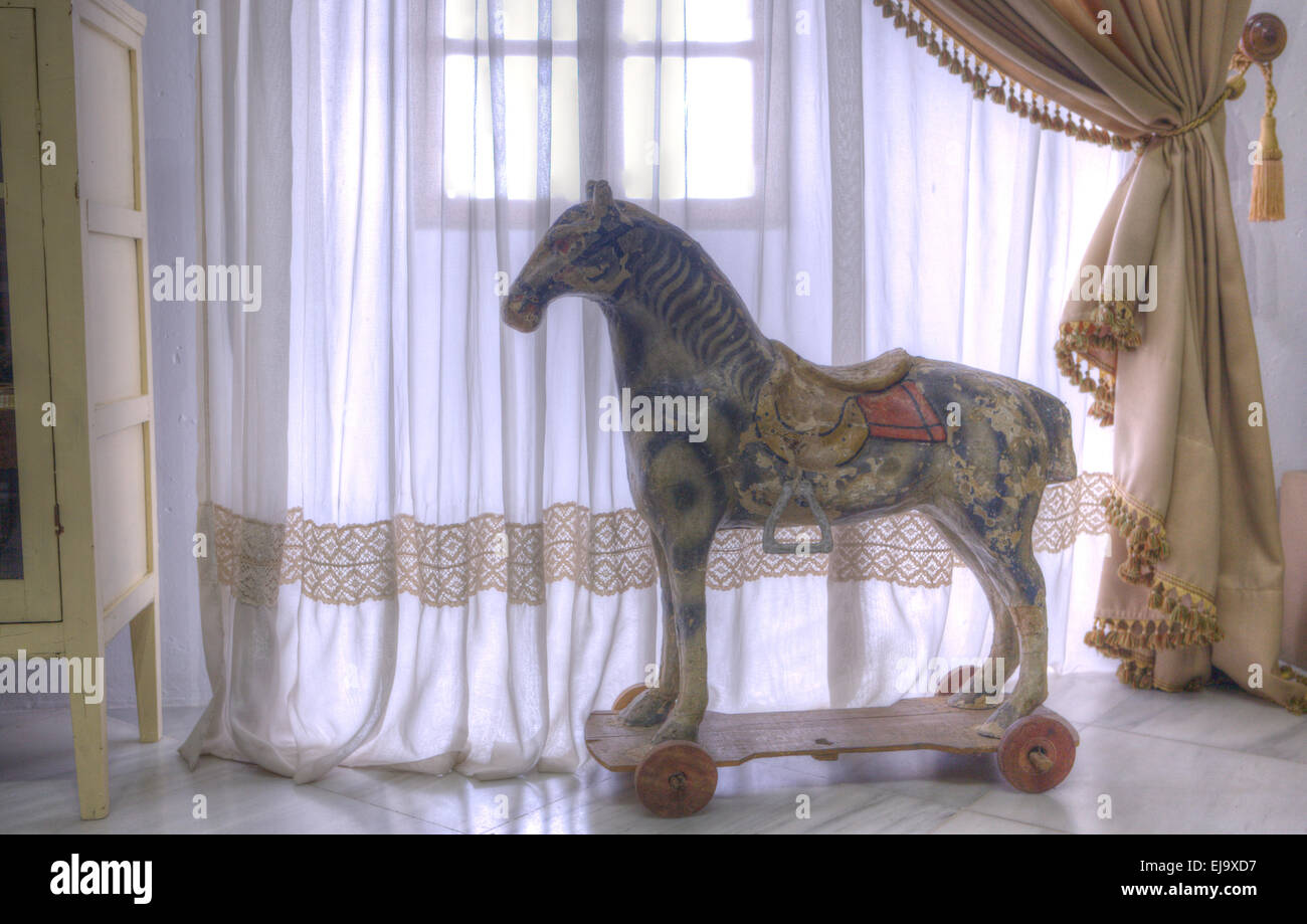 Altes Holzspielzeug Pferd für Kinder zum Reiten oder spielen mit Kinder-Spielzimmer, Badajoz, Spanien Stockfoto