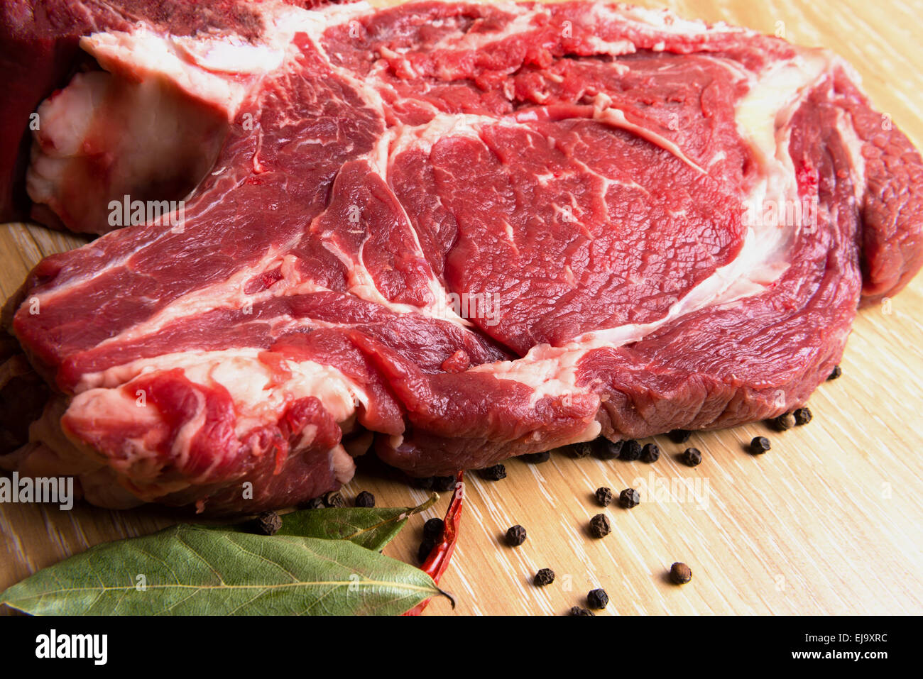 Stück der Frischfleisch - Rindfleisch auf einem Holztisch Stockfoto