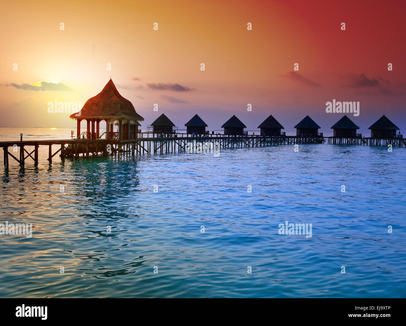 Insel im Ozean, Malediven.  Sonnenuntergang Stockfoto