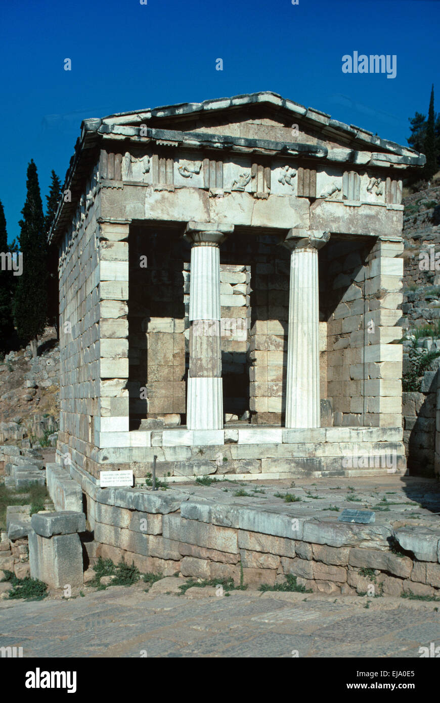 Die antike oder alte Schatzkammer gebaut im klassischen griechischen Stil bei Delphi Griechenland Stockfoto