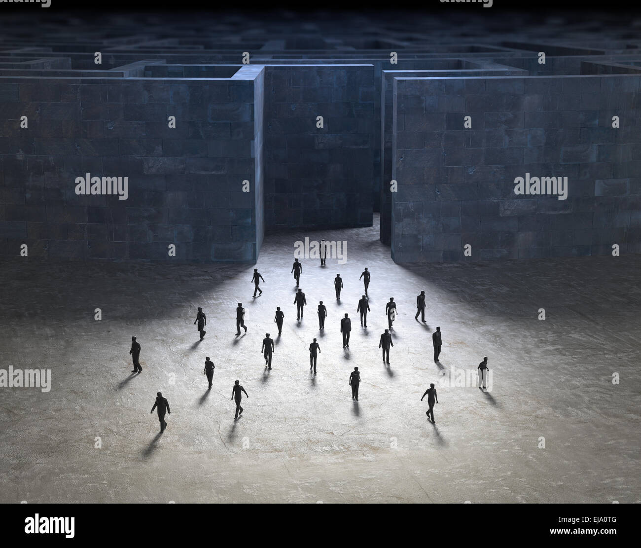 Kleine Menschen, die zu Fuß aus einem geheimnisvollen Labyrinth Stockfoto