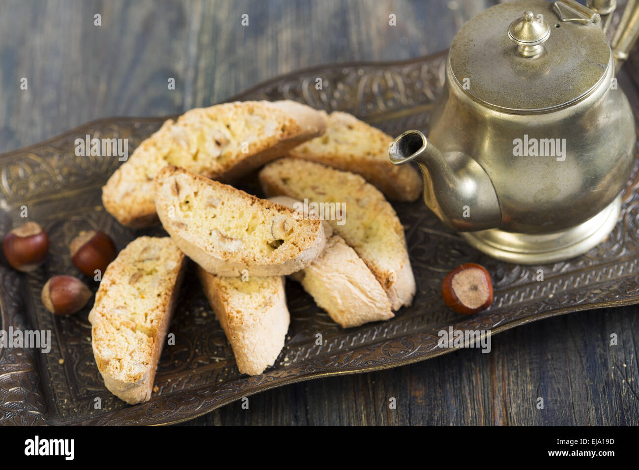 Kaffeekanne und italienische Kekse Stockfotografie - Alamy