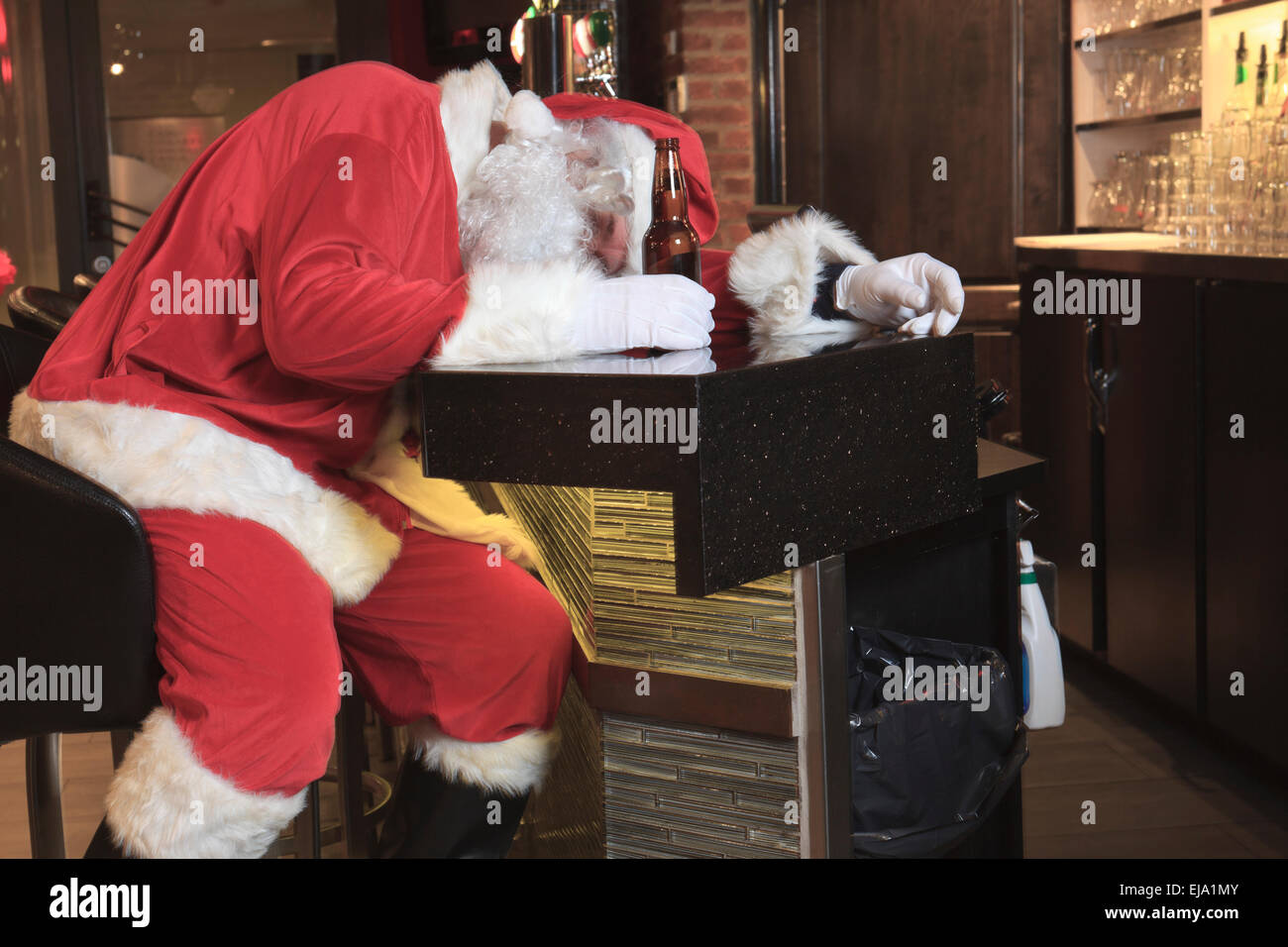 Drunk santa -Fotos und -Bildmaterial in hoher Auflösung – Alamy