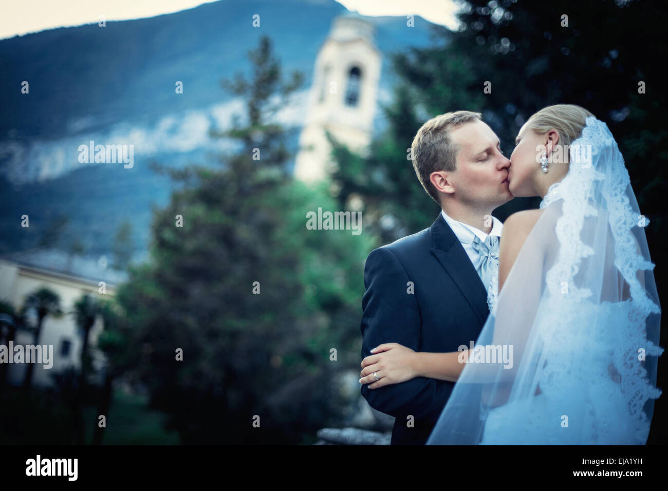 Küssende Brautpaar Stockfoto