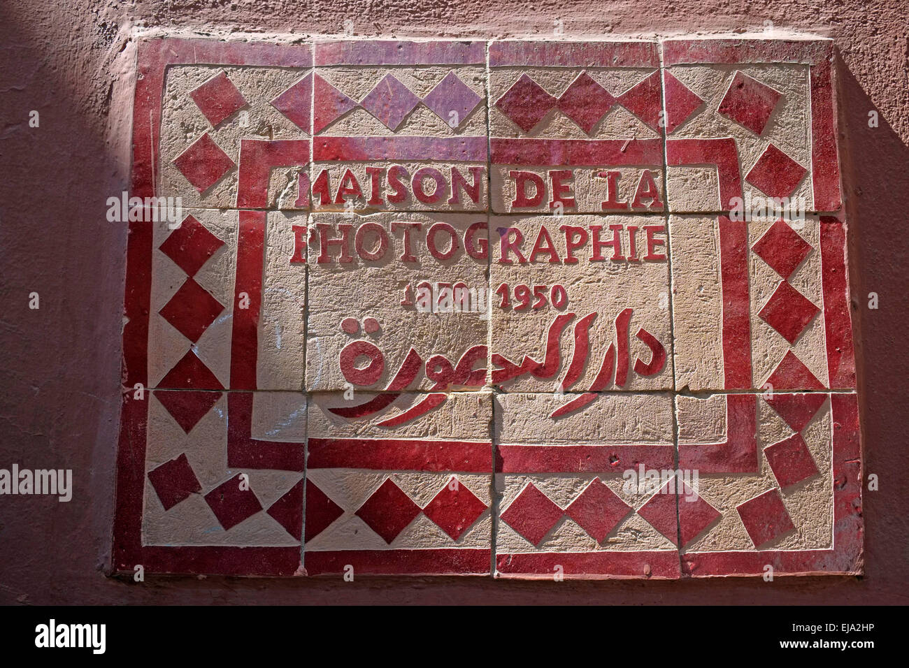 Gekachelte Zeichen außerhalb der "Maison De La Photographie" in Marrakesch, Marokko, Nordafrika. Stockfoto